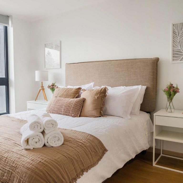 Stylish 2BR Haven for 5 in Lively Las Condes Oasis - Apartment - 17