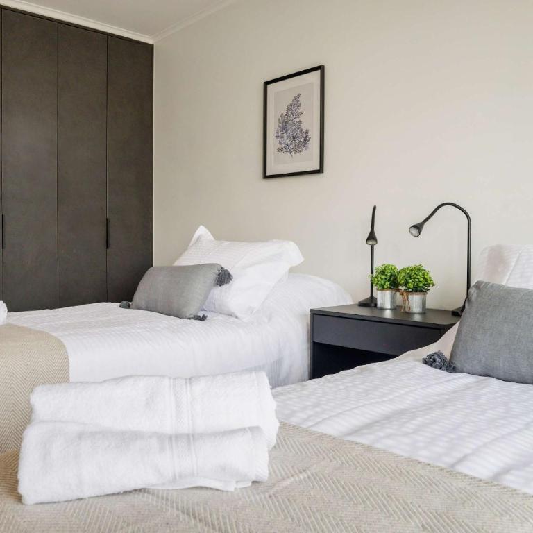 Stylish 2BR Haven for 5 in Lively Las Condes Oasis - Apartment - 19