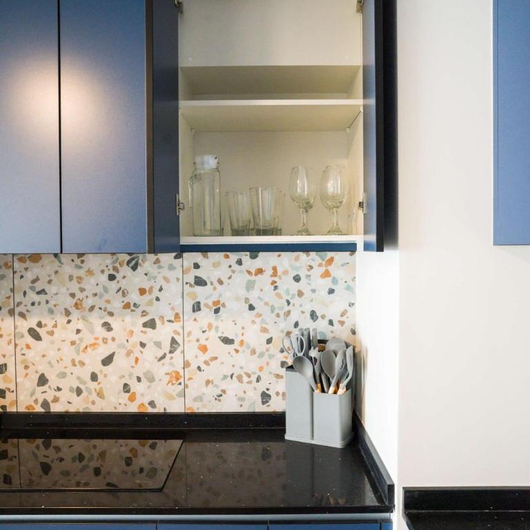 Stylish 2BR Haven for 5 in Lively Las Condes Oasis - Apartment - 22