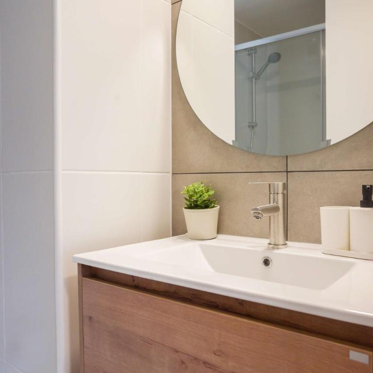 Stylish 2BR Haven for 5 in Lively Las Condes Oasis - Apartment - 26