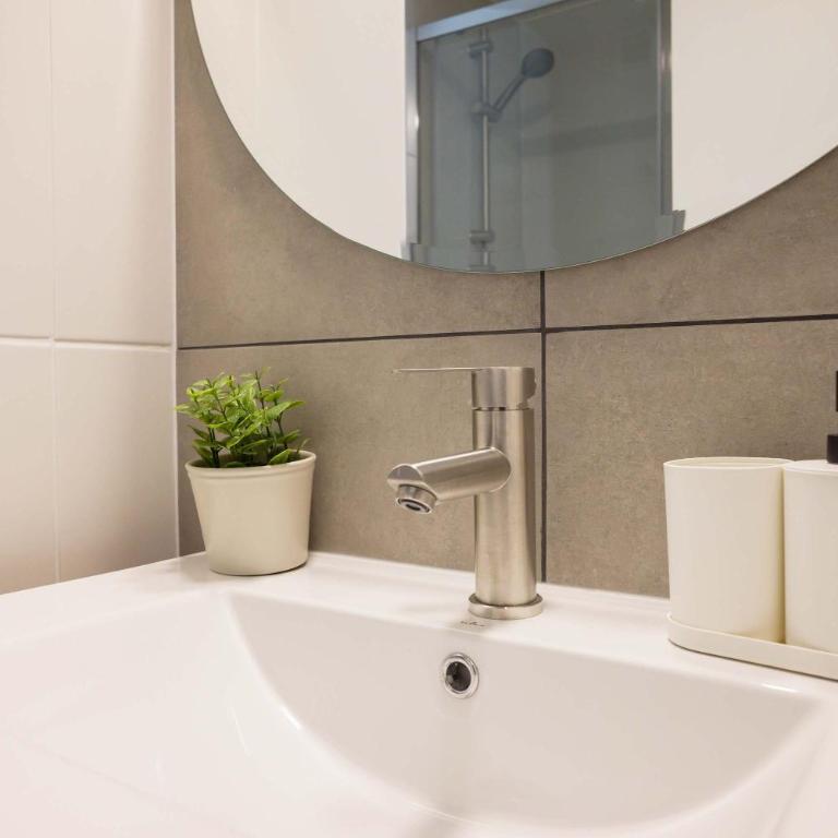 Stylish 2BR Haven for 5 in Lively Las Condes Oasis - Apartment - 28