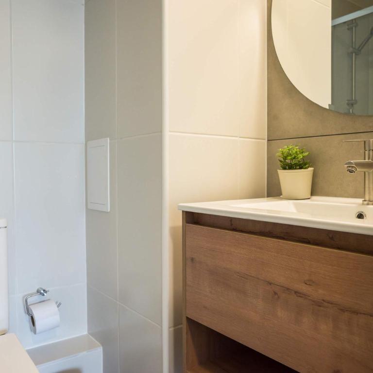 Stylish 2BR Haven for 5 in Lively Las Condes Oasis - Apartment - 30