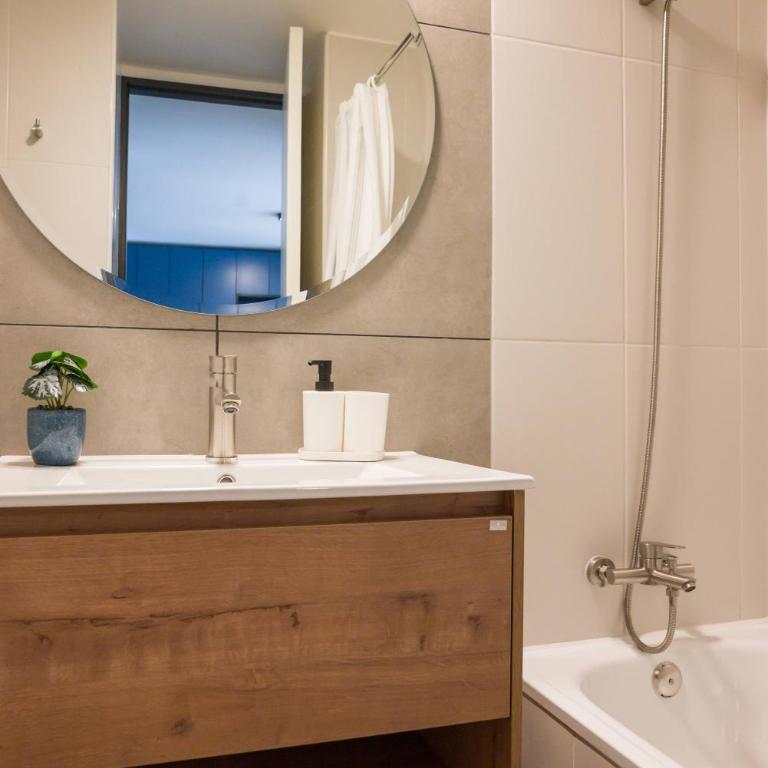 Stylish 2BR Haven for 5 in Lively Las Condes Oasis - Apartment - 32