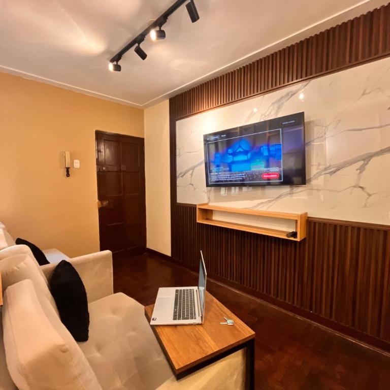 Céntrico Dpto Puca Lima a 2 cuadras de Hospital Rebagliati y Real Plaza Salaverry - Two-Bedroom Apartment with Garden View - 1