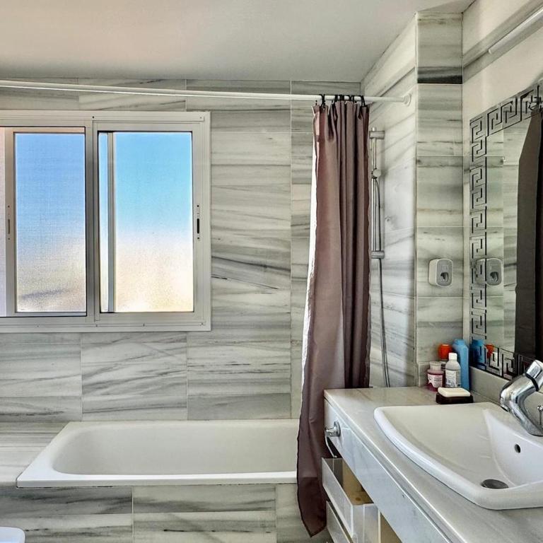 Nice apartment with shared pool - Three-Bedroom Apartment - 27