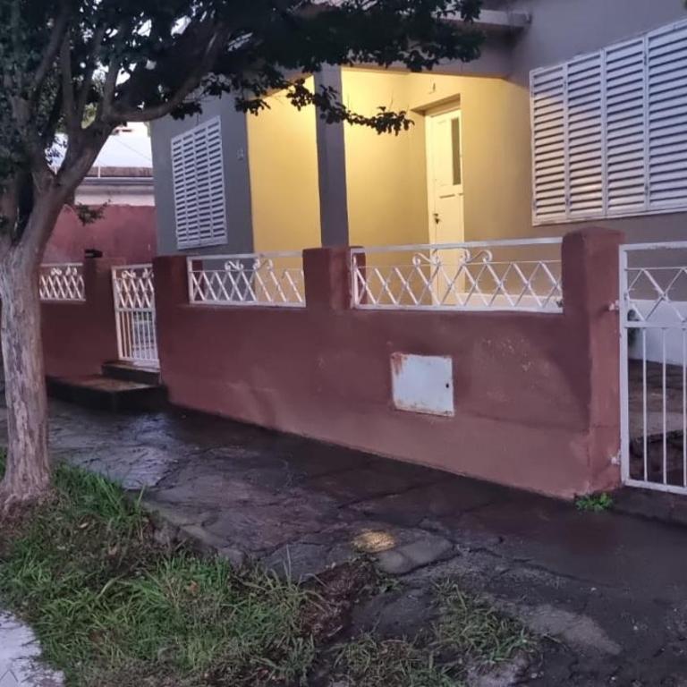 Casa con pileta y excelente ubicación a una cuadra de la plaza principal en Villa Giardino - Two-Bedroom House - 2