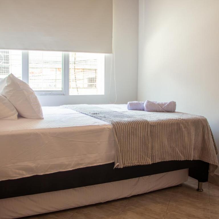 2 Cuadras Estadio - La 70, Laureles, 700MB, AC - Four-Bedroom Deluxe Apartment - 14