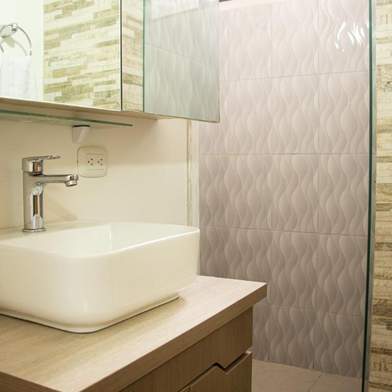 2 Cuadras Estadio - La 70, Laureles, 700MB, AC - Four-Bedroom Deluxe Apartment - 23