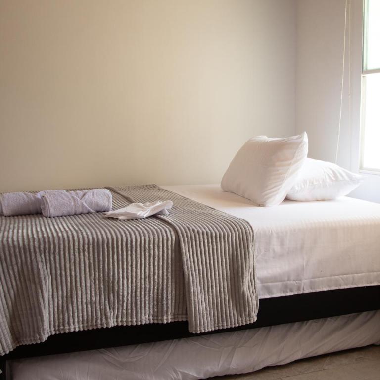 2 Cuadras Estadio - La 70, Laureles, 700MB, AC - Four-Bedroom Deluxe Apartment - 20
