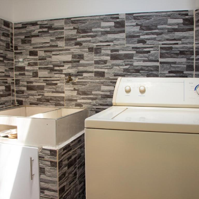 2 Cuadras Estadio - La 70, Laureles, 700MB, AC - Four-Bedroom Deluxe Apartment - 28