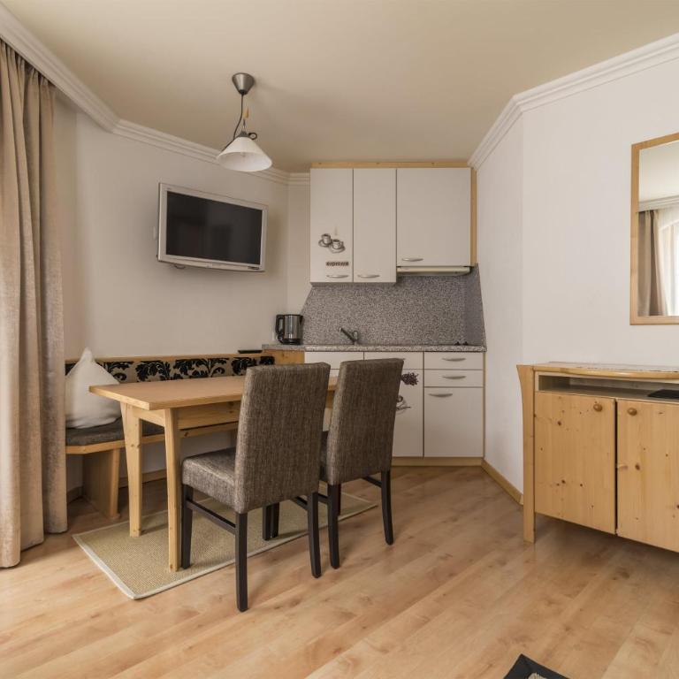 Hotel Garni Chasa Nova - Apartment mit Blick auf die Berge - 2