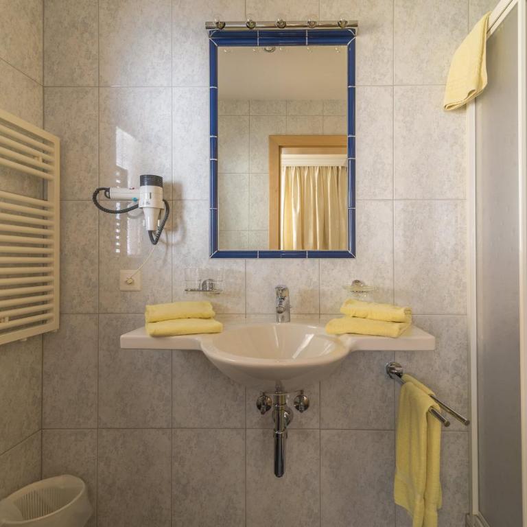 Hotel Garni Chasa Nova - Apartment mit Blick auf die Berge - 5