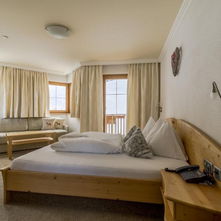 Hotel Garni Chasa Nova - Doppelzimmer mit Dusche und Balkon - 1