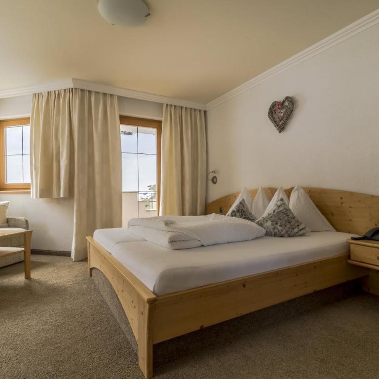 Hotel Garni Chasa Nova - Doppelzimmer mit Dusche und Balkon - 3