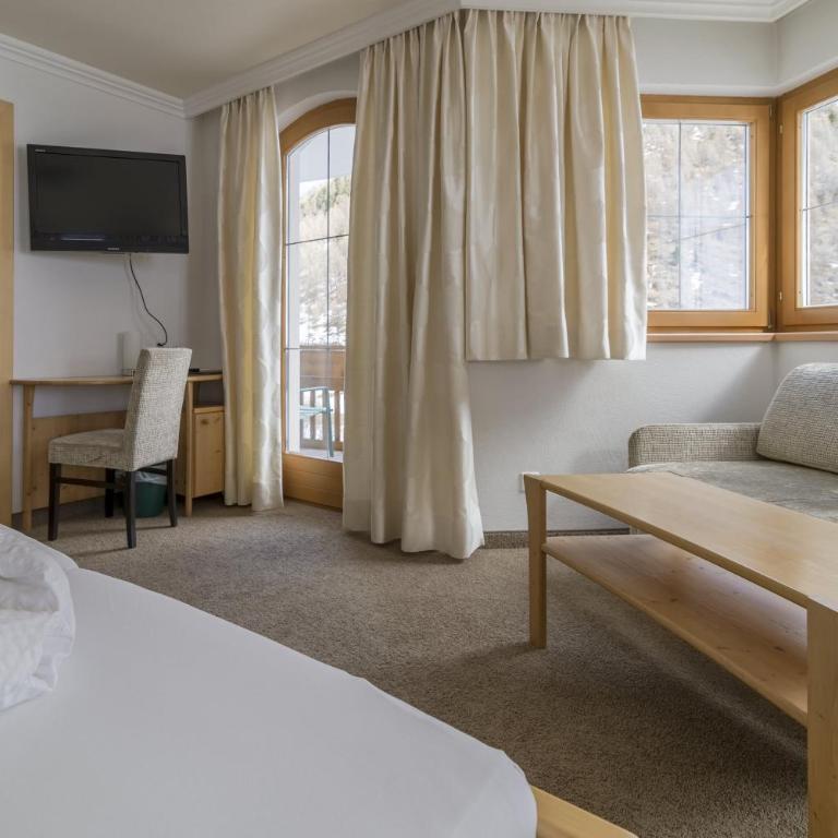 Hotel Garni Chasa Nova - Doppelzimmer mit Dusche und Balkon - 4