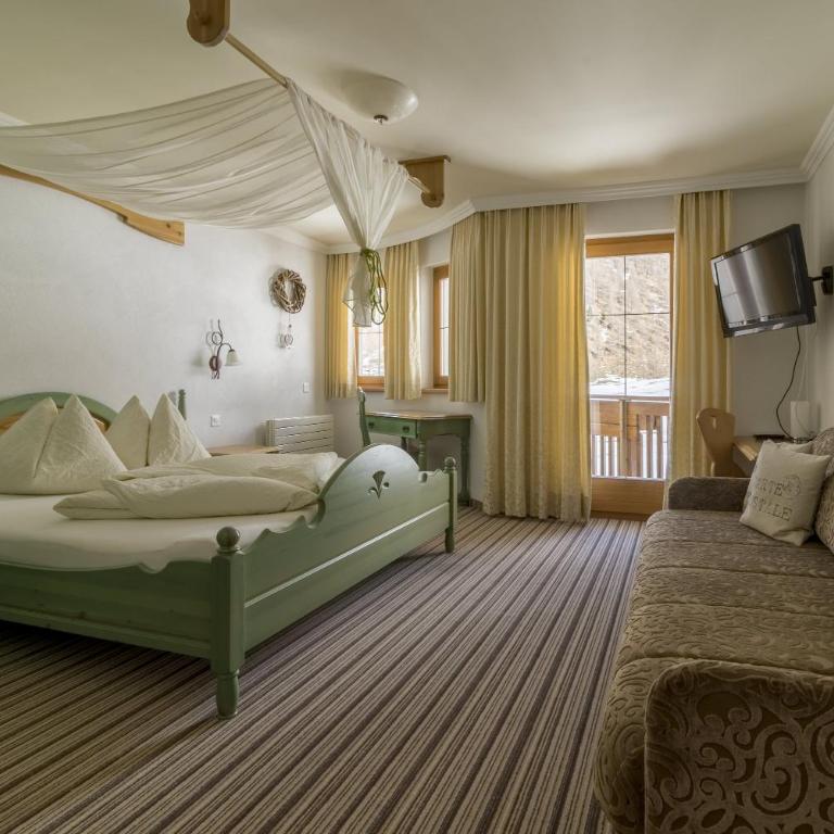 Hotel Garni Chasa Nova - Doppelzimmer mit Badewanne und Balkon - 1
