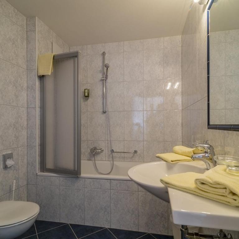 Hotel Garni Chasa Nova - Doppelzimmer mit Badewanne und Balkon - 2