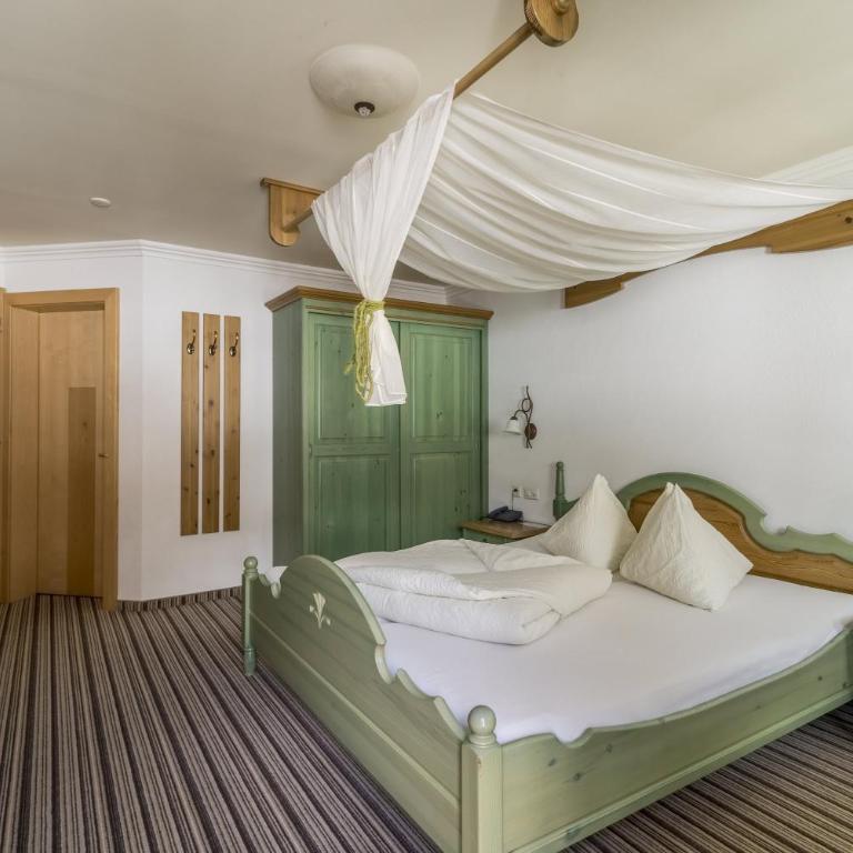 Hotel Garni Chasa Nova - Doppelzimmer mit Badewanne und Balkon - 4