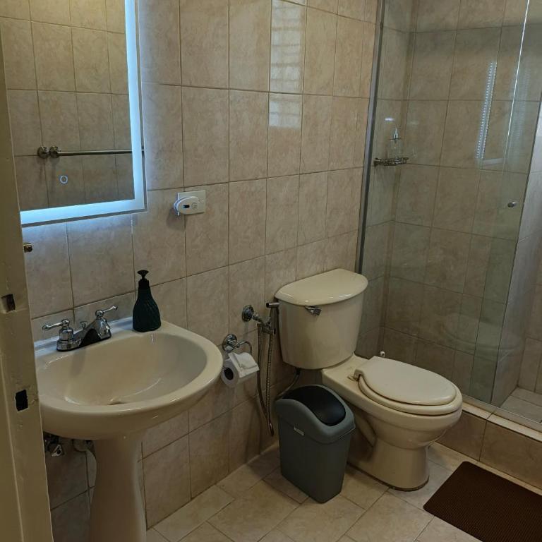 Apartamento Renovado 2 Habitaciones en la mejor zona del Centro de Caracas Cerca de las clínicas de San Bernardino y del Sambil Candelaria con Agua y Ascensor operativo - Two-Bedroom Standard Apartment - 17