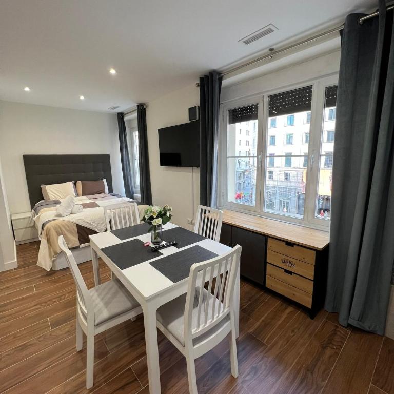 Apartamentos EconoStay Plaza de España - Estudio Estándar - 2