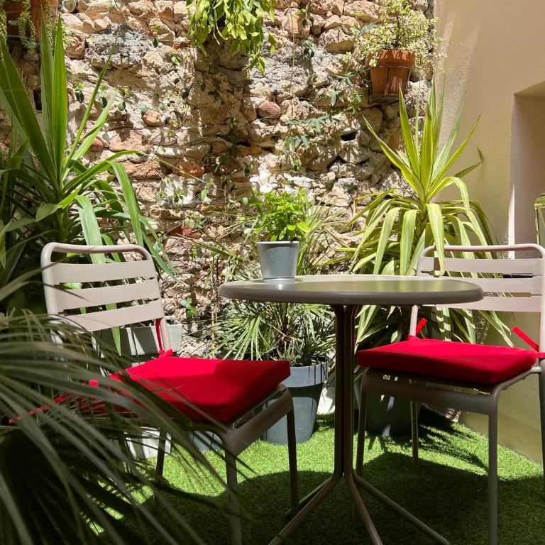 Les Petits Volets Appartements à 100m de la mer - Appartement avec Terrasse - 1