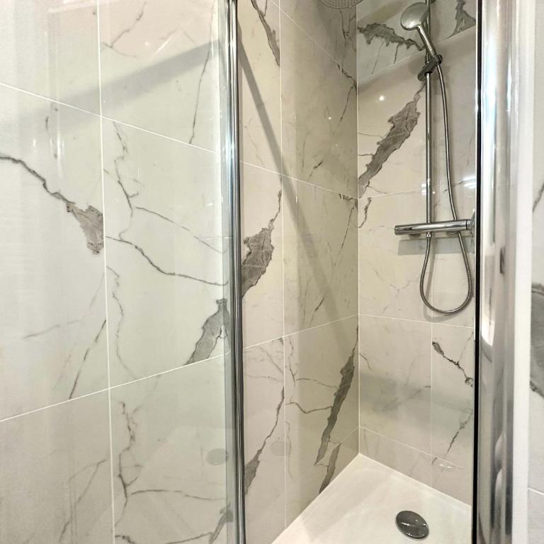 New 411 Suite Charles- Cosy Apartment Paris Center - Studio - 11
