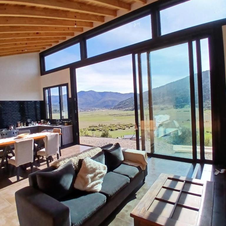 Exclusiva Casa de Categoría a Estrenar con Piscina Climatizada en San Martin de los Andes - Casa de 3 dormitorios - 2