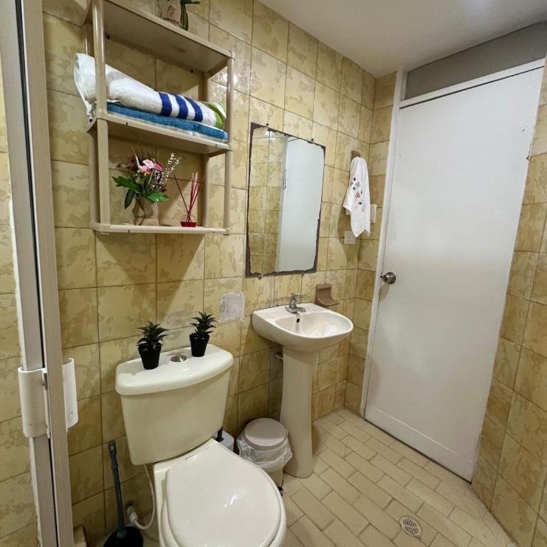 Apartamento Amplio, Central, a pocos metros de la playa, Barrio El laguito - Five-Bedroom Apartment - 21