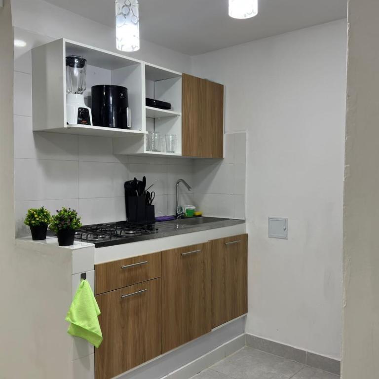 Apartamento Amplio, Central, a pocos metros de la playa, Barrio El laguito - Five-Bedroom Apartment - 13