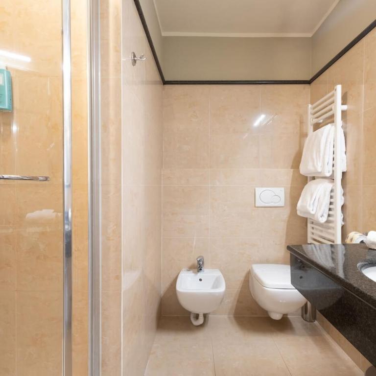 Hotel Embassy - Camera Familiare - 5