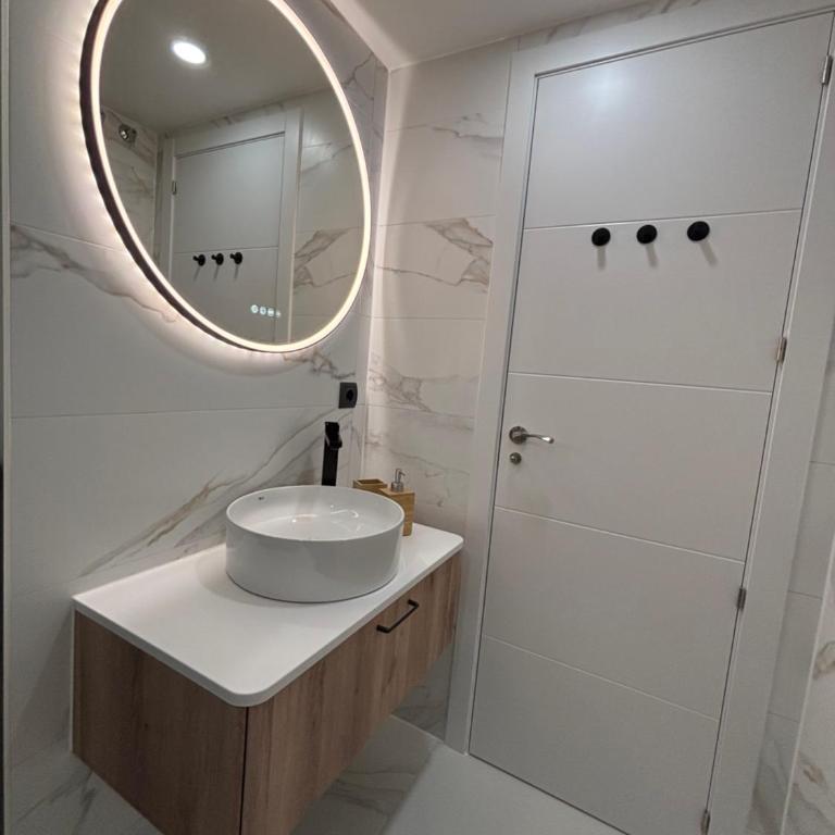 Luxury Apartment near Madrid, Airport, IFEMA, City Center - One-Bedroom Apartment - 14