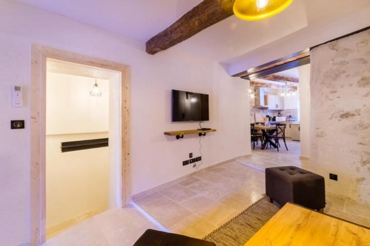 GR7 3P - Appartement Saint-Paul-de-Vence 6P - Two-Bedroom Apartment - 6