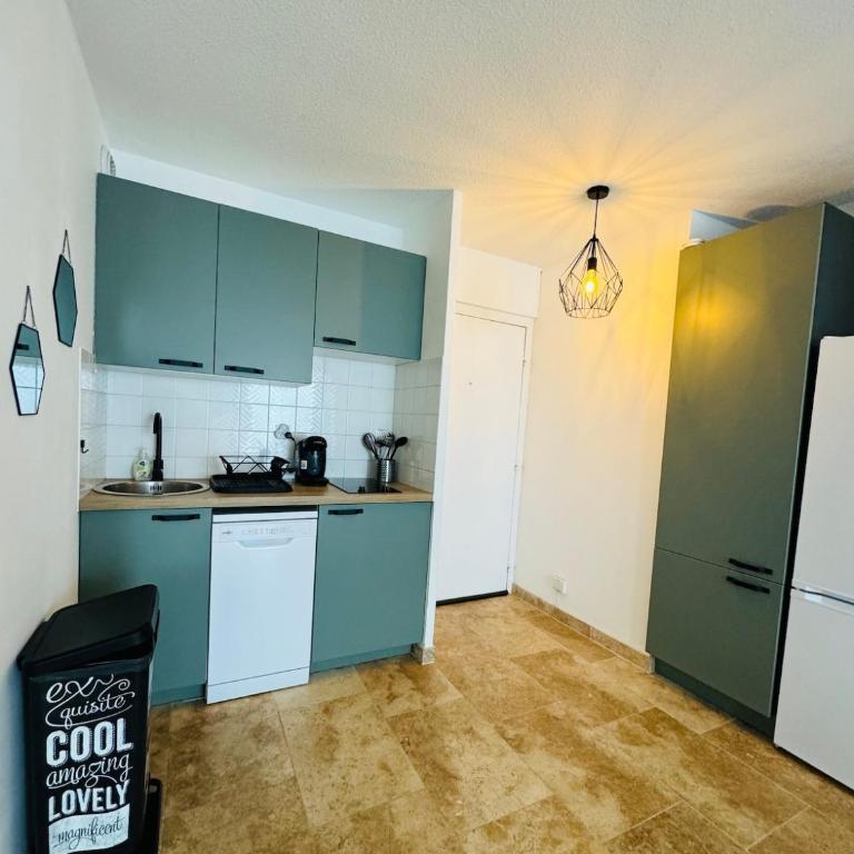 LAGON BLEU - Proche Gare Routière - Terrasse & Piscine - 3Km PLAGE - PARKING & WIFI Gratuit - OFFRE SPECIALE - One-Bedroom Apartment - 19