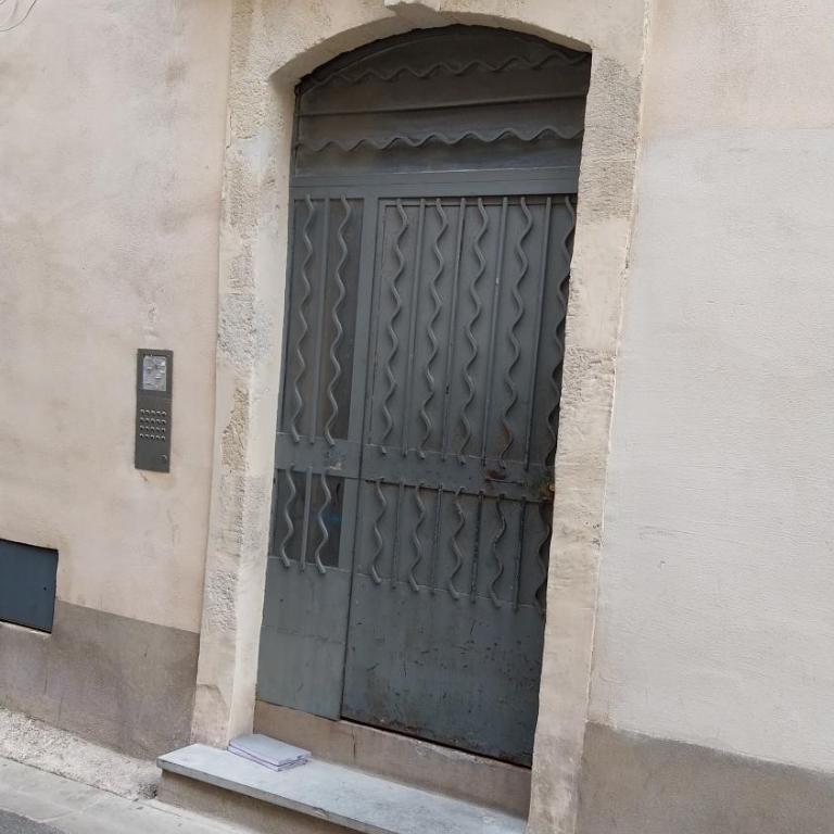 T2 rénové avec parking à 400m des Arènes de Nîmes - Apartamento de 1 dormitorio - 10