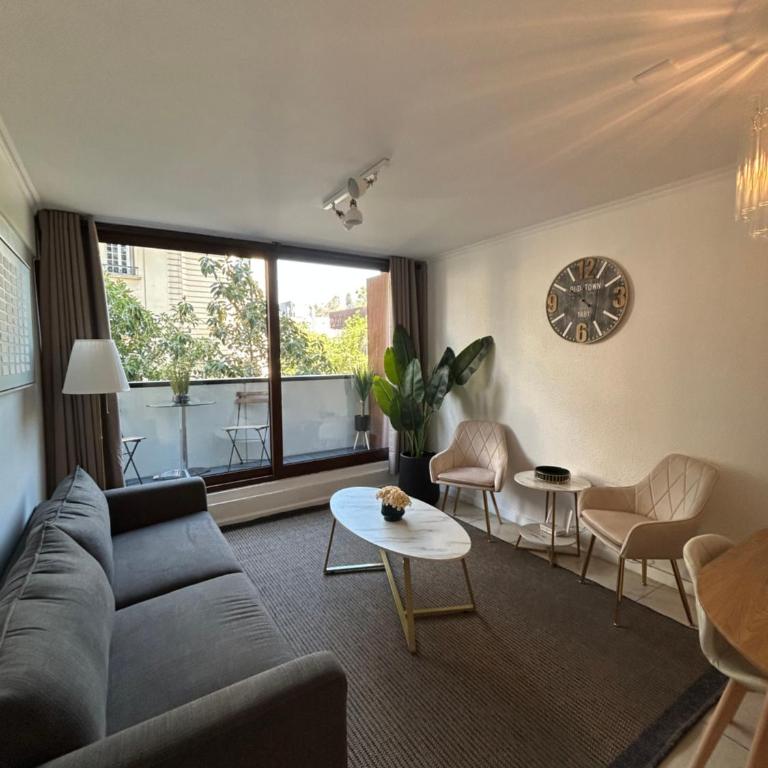 Descubre Santiago desde amplio depto con vista única - Three-Bedroom Apartment - 1