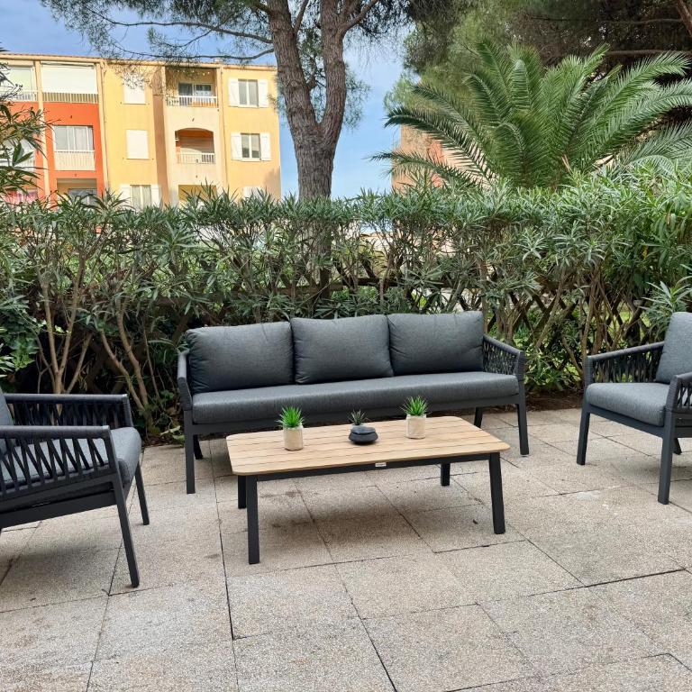 LAGON BLEU - Proche Gare Routière - Terrasse & Piscine - 3Km PLAGE - PARKING & WIFI Gratuit - OFFRE SPECIALE - One-Bedroom Apartment - 30