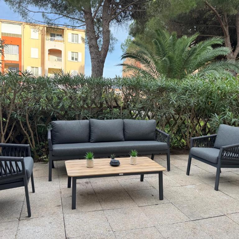 LAGON BLEU - Proche Gare Routière - Terrasse & Piscine - 3Km PLAGE - PARKING & WIFI Gratuit - OFFRE SPECIALE - One-Bedroom Apartment - 2
