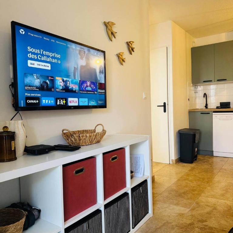LAGON BLEU - Proche Gare Routière - Terrasse & Piscine - 3Km PLAGE - PARKING & WIFI Gratuit - OFFRE SPECIALE - One-Bedroom Apartment - 18