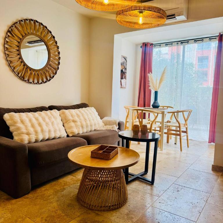 LAGON BLEU - Proche Gare Routière - Terrasse & Piscine - 3Km PLAGE - PARKING & WIFI Gratuit - OFFRE SPECIALE - One-Bedroom Apartment - 14