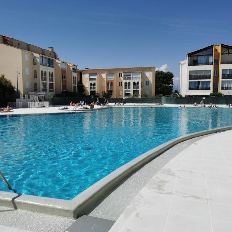 LAGON BLEU - Proche Gare Routière - Terrasse & Piscine - 3Km PLAGE - PARKING & WIFI Gratuit - OFFRE SPECIALE - One-Bedroom Apartment - 3