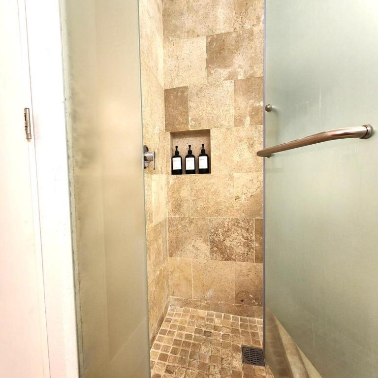 Downtown loft and 24-7 reception - One-Bedroom Apartment - 5