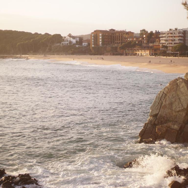Quiet Studio in Fenals with Balcony, Pool and Workspace for Medium-Term Rental - Estudio con vista al océano - 33