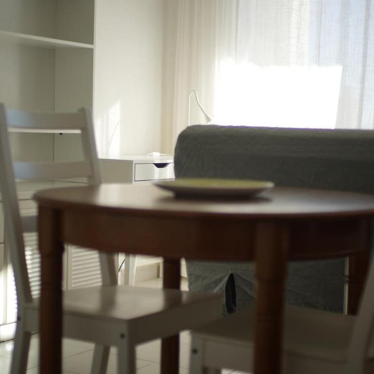 Quiet Studio in Fenals with Balcony, Pool and Workspace for Medium-Term Rental - Estudio con vista al océano - 6