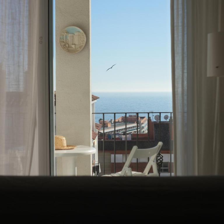 Quiet Studio in Fenals with Balcony, Pool and Workspace for Medium-Term Rental - Estudio con vista al océano - 8