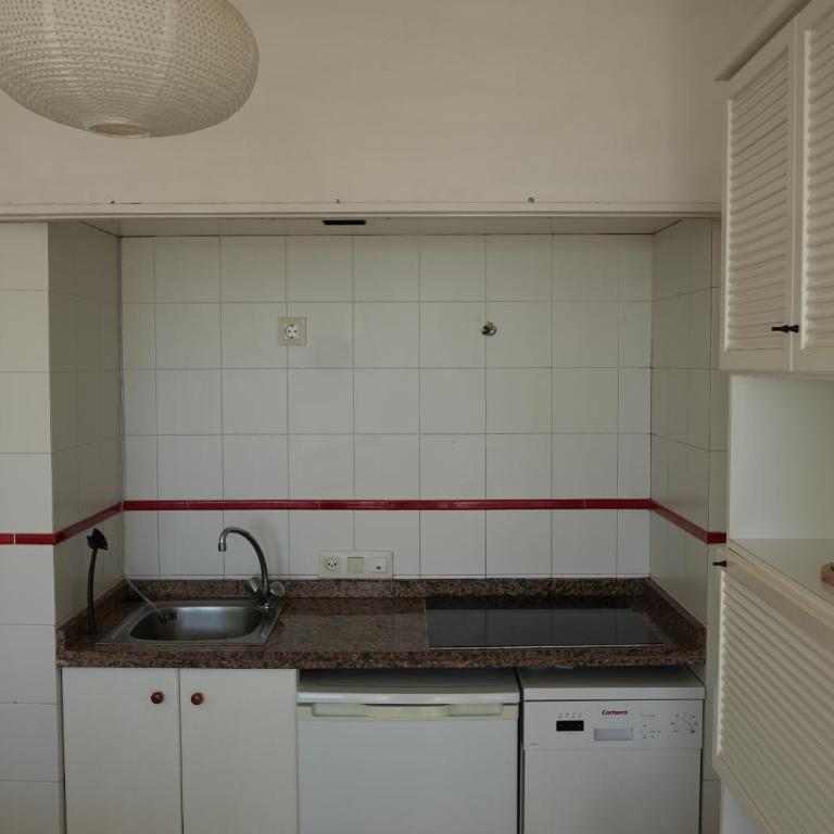Quiet Studio in Fenals with Balcony, Pool and Workspace for Medium-Term Rental - Estudio con vista al océano - 17