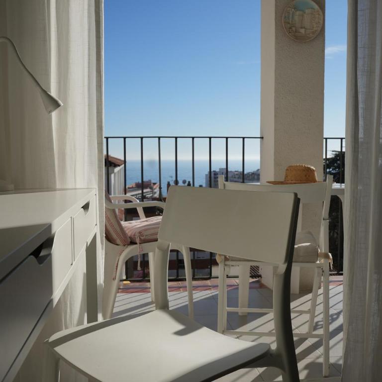 Quiet Studio in Fenals with Balcony, Pool and Workspace for Medium-Term Rental - Estudio con vista al océano - 13