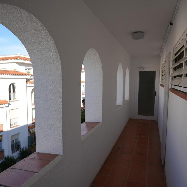 Quiet Studio in Fenals with Balcony, Pool and Workspace for Medium-Term Rental - Estudio con vista al océano - 34