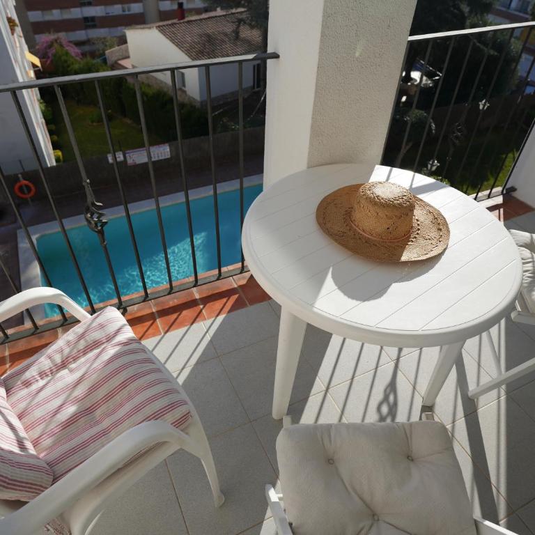 Quiet Studio in Fenals with Balcony, Pool and Workspace for Medium-Term Rental - Estudio con vista al océano - 37