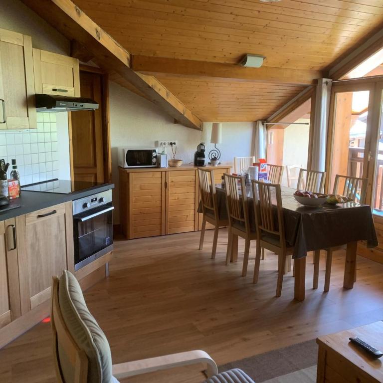 Appartement lumineux sous pente proche des pistes avec balcon - FR-1-344-1246 - Appartement - 2