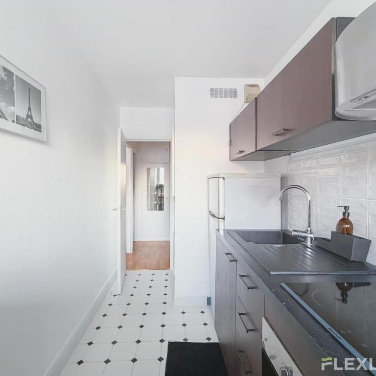 Charming bright one-bedroom flat with private balcony and shared swimming - Appartement - 10